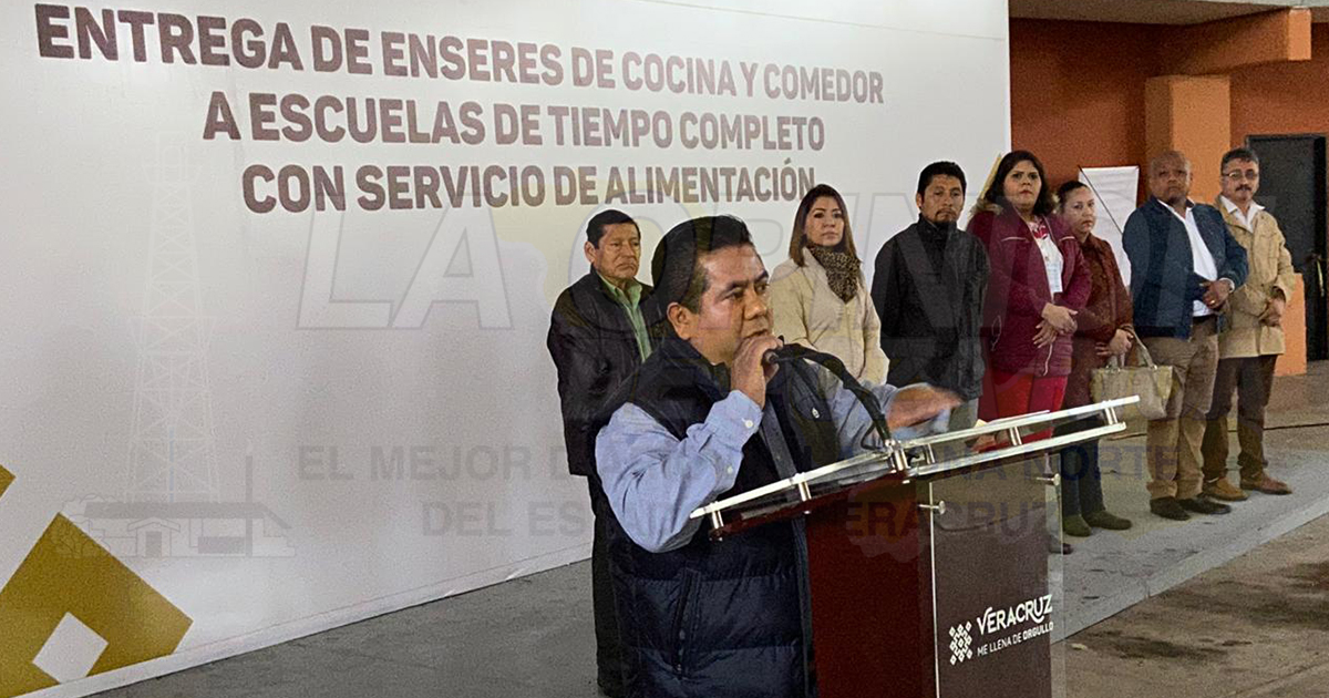 Entregan material a escuelas de tiempo completo en Papantla