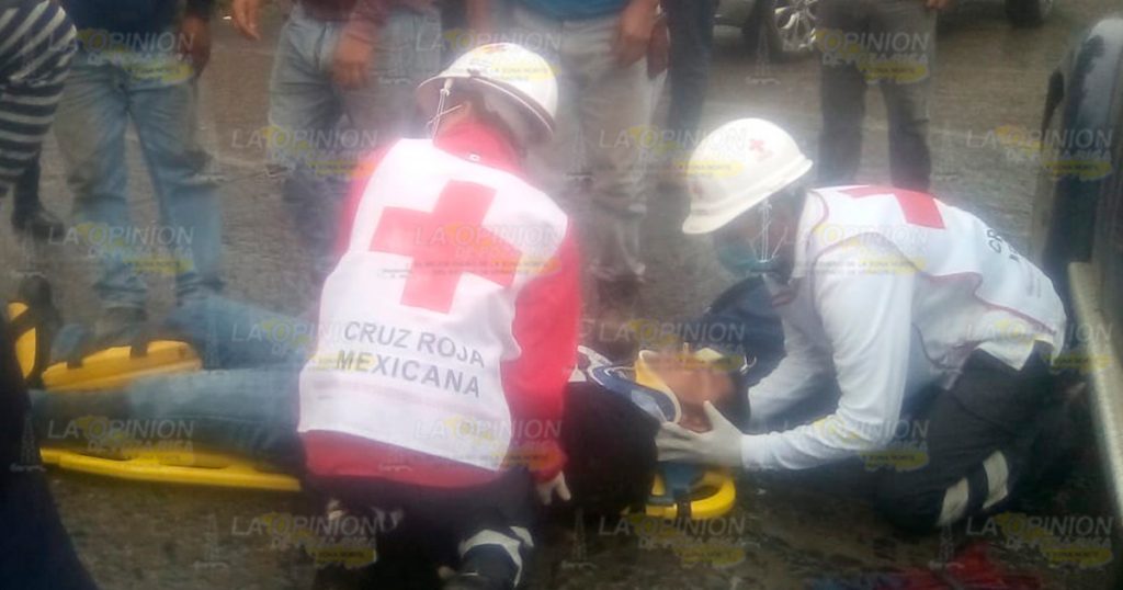 Impacta vocho a moto en Naranjos
