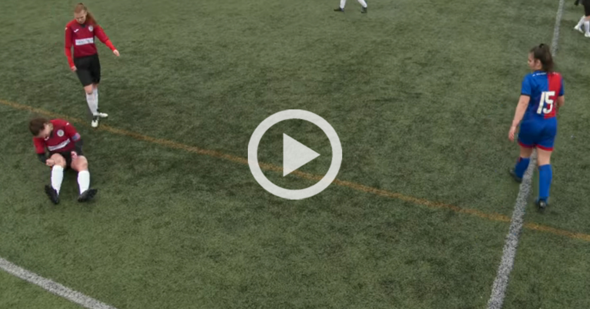 Una futbolista se disloca la rodilla, se la acomoda ella misma y vuelve a terminar el partido
