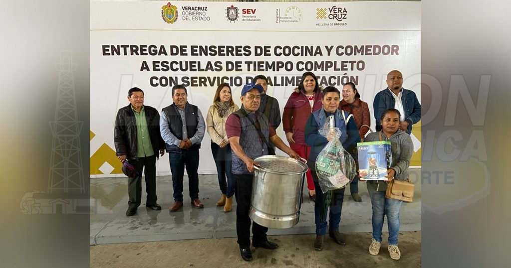 Entregan material a escuelas de tiempo completo en Papantla