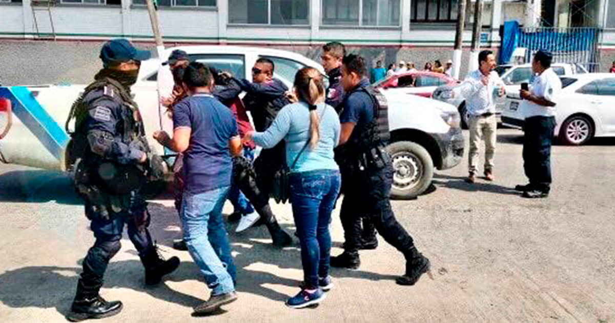 Batalla entre empleados de ayuntamiento y policías municipales