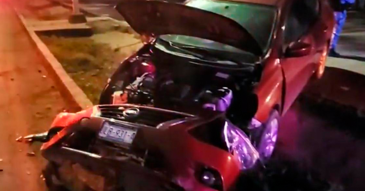 Destroza su vehículo al rebotar en cuneta