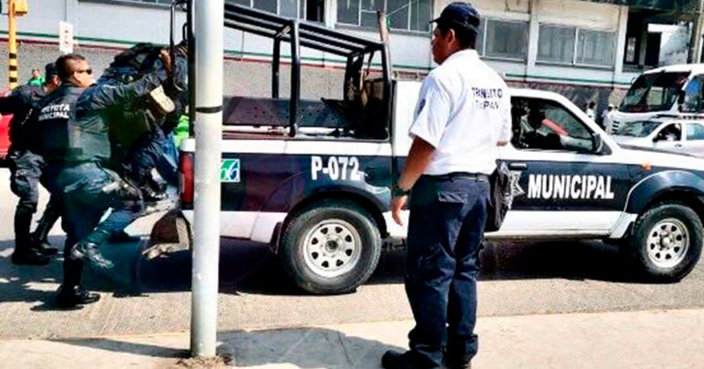 Batalla entre empleados de ayuntamiento y policías municipales