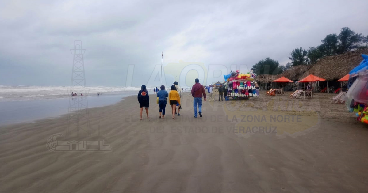 Vendedores decepcionados, baja afluencia en playa por el clima
