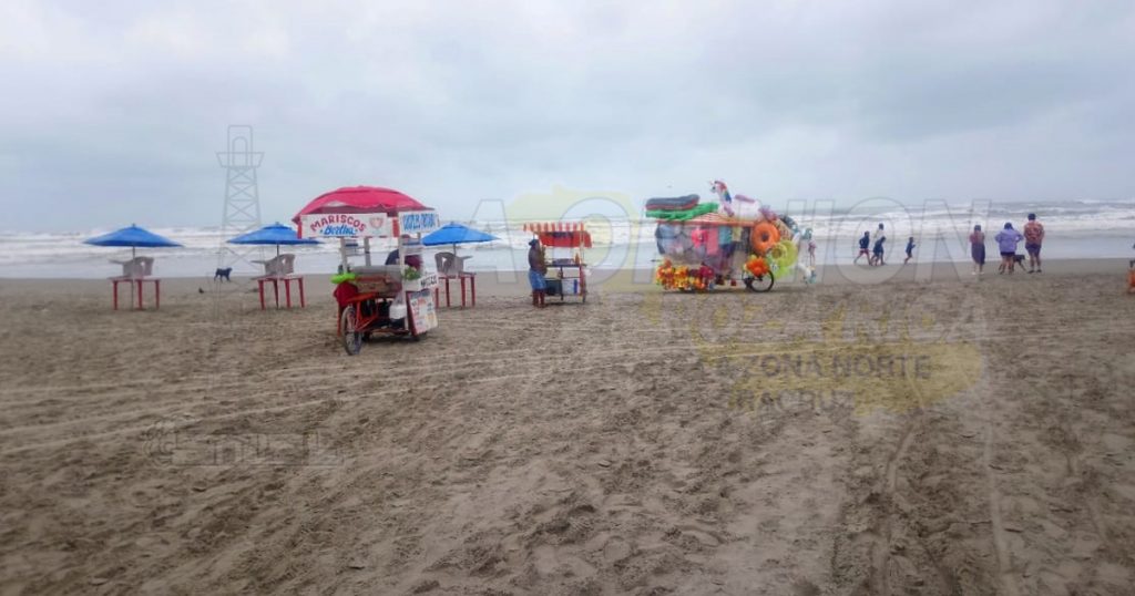 Vendedores decepcionados, baja afluencia en playa por el clima