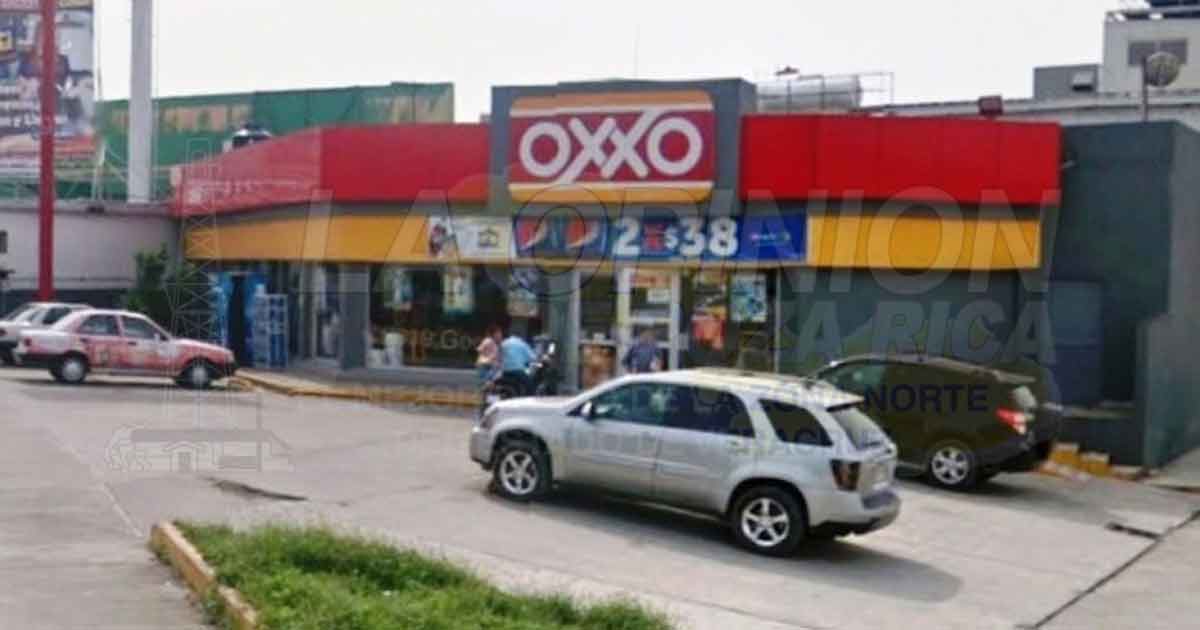 A plena luz del día asaltan tiende de auto servicio en Martínez de la Torre