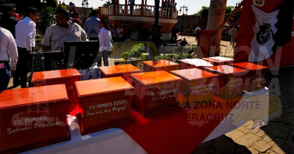 Abanderan escuelas en Coyutla