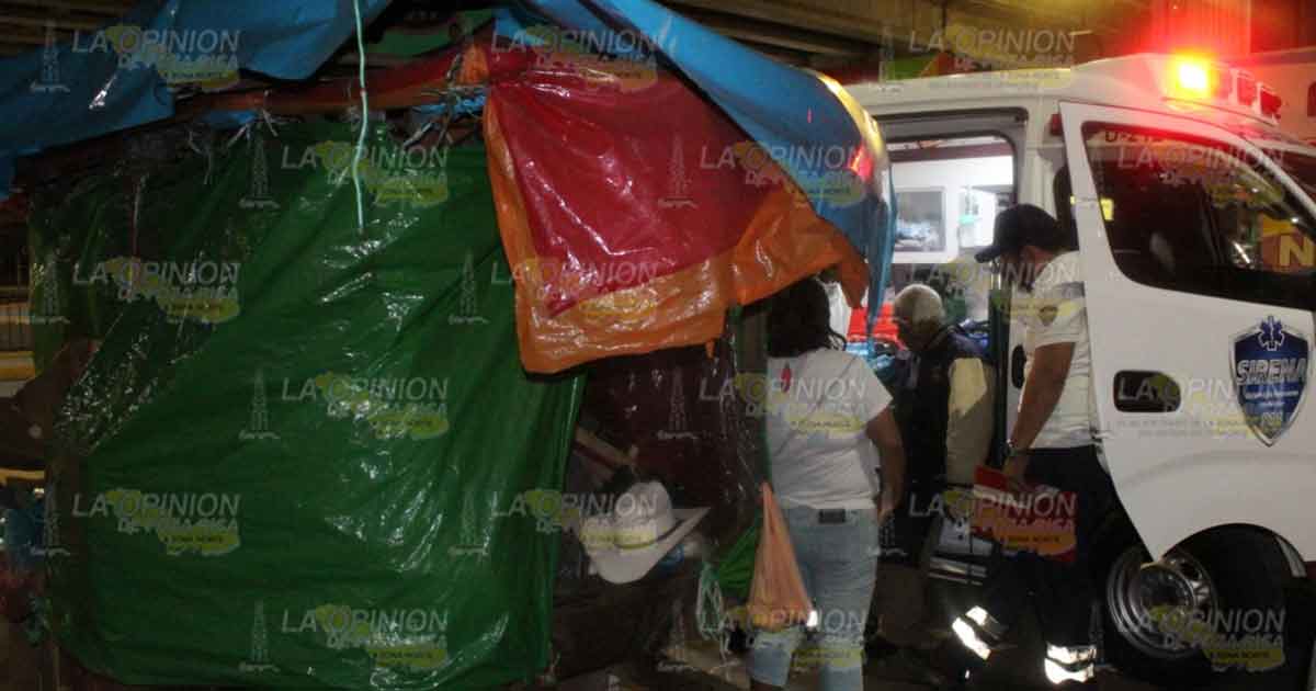 El señor Adrián González de 75 años, vive en una carreta donde vende plátanos