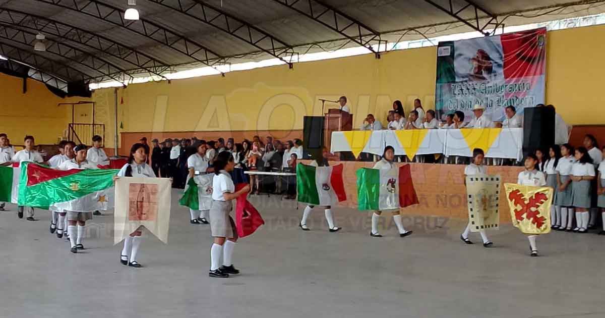 Festejan el día de la bandera con honores
