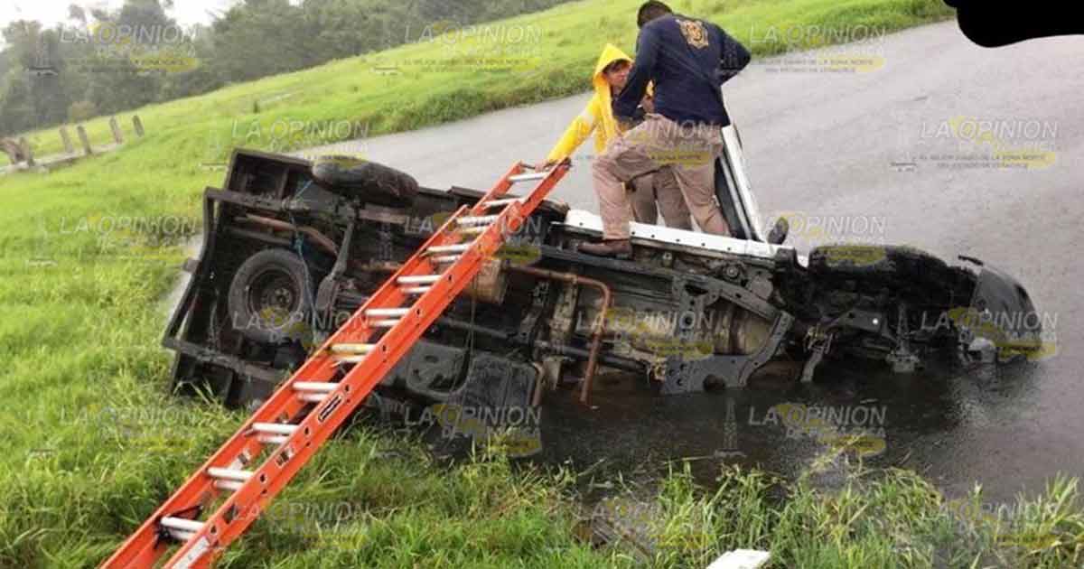 Vuelca camioneta de empresa satelital hubo dos lesionados en San Rafael