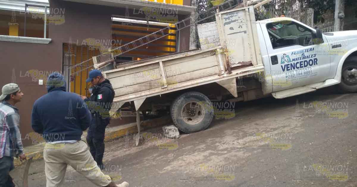 Camión se estampa contra casa
