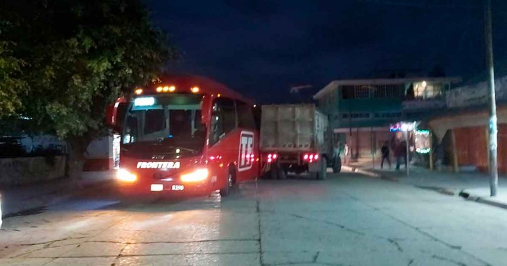 Caos vial ocasionan autobús y camión de Limpia Pública