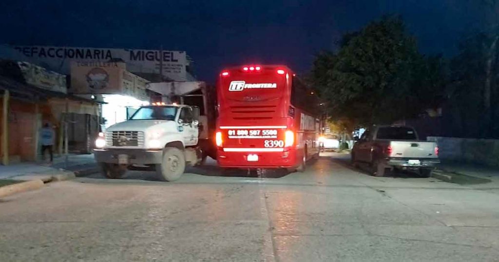 Caos vial ocasionan autobús y camión de Limpia Pública