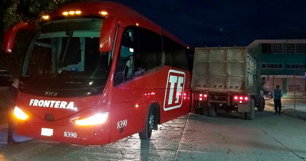 Caos vial ocasionan autobús y camión de Limpia Pública