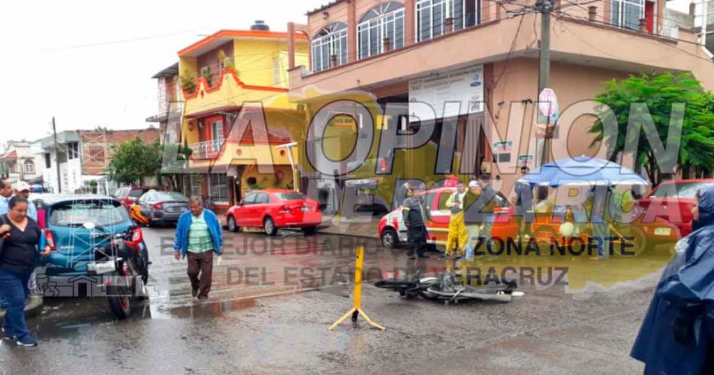 Choca motociclista con automóvil y sale ileso en la Chapultepec