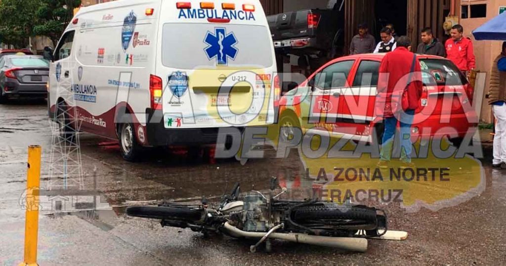 Choca motociclista con automóvil y sale ileso en la Chapultepec