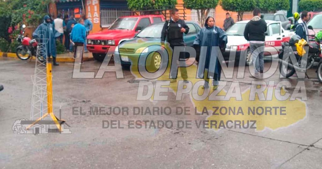 Choca motociclista con automóvil y sale ileso en la Chapultepec