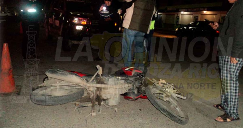 ¡Chocan moto y camioneta: 1 lesionado!
