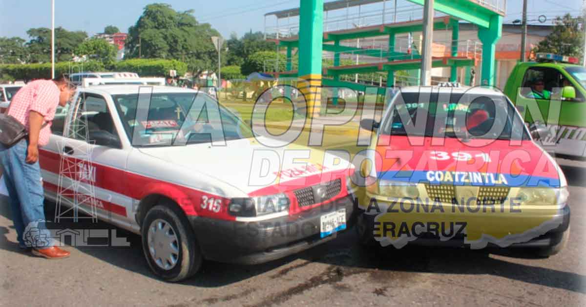 Chocan taxis en el bulevar Poza Rica