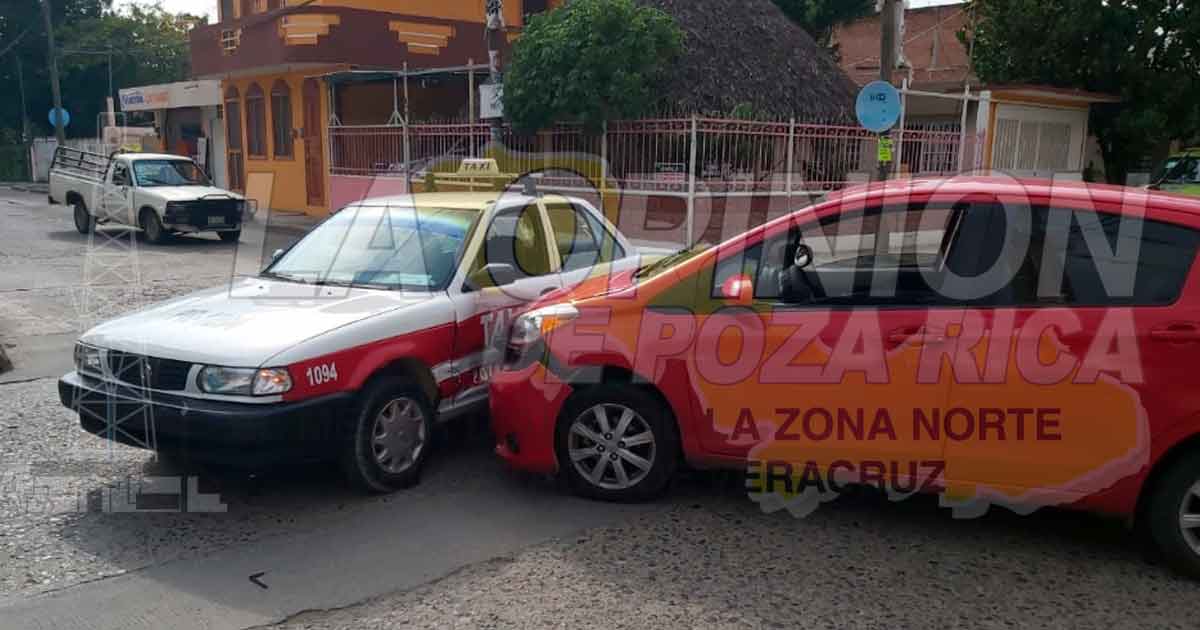Compacto choca a taxi en crucero de la colonia Camacho de Poza Rica