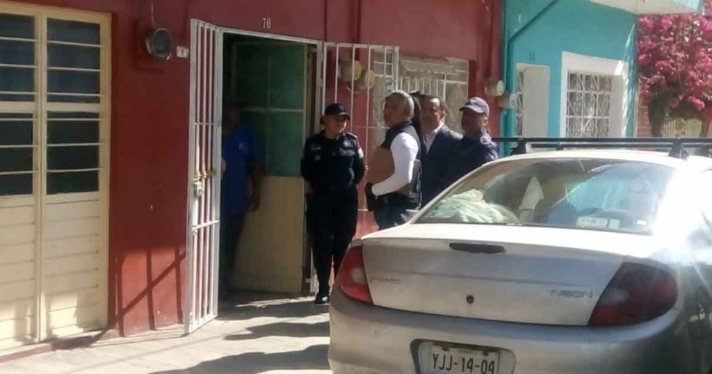 Literal: dejan en la calle a una abuelita