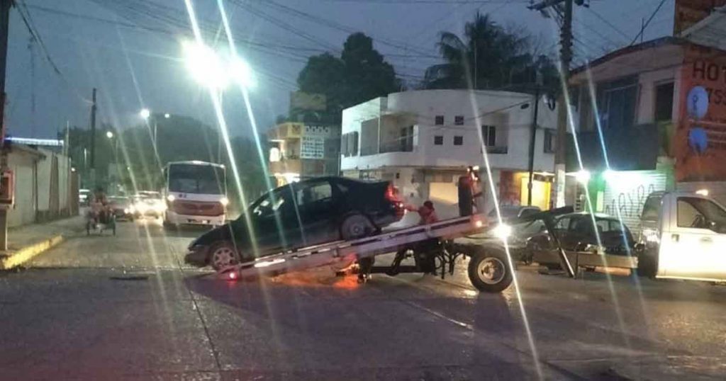 ¡Chocan, desvalijan y abandonan auto!