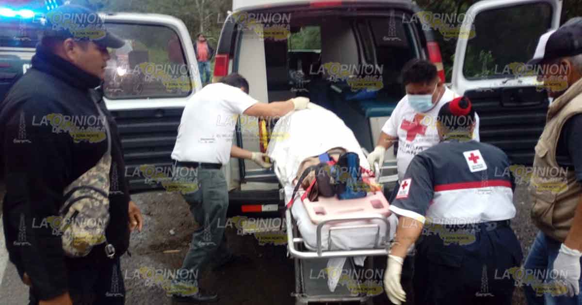 Dos lesionados en choque de taxi