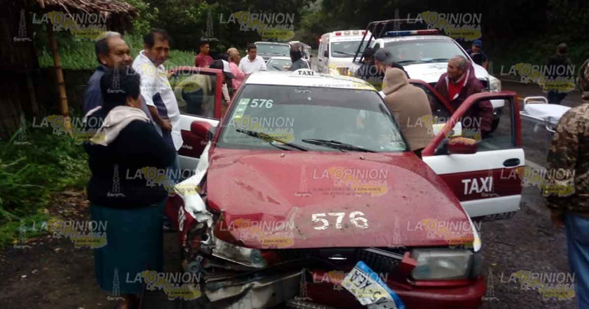 Dos lesionados en choque de taxi