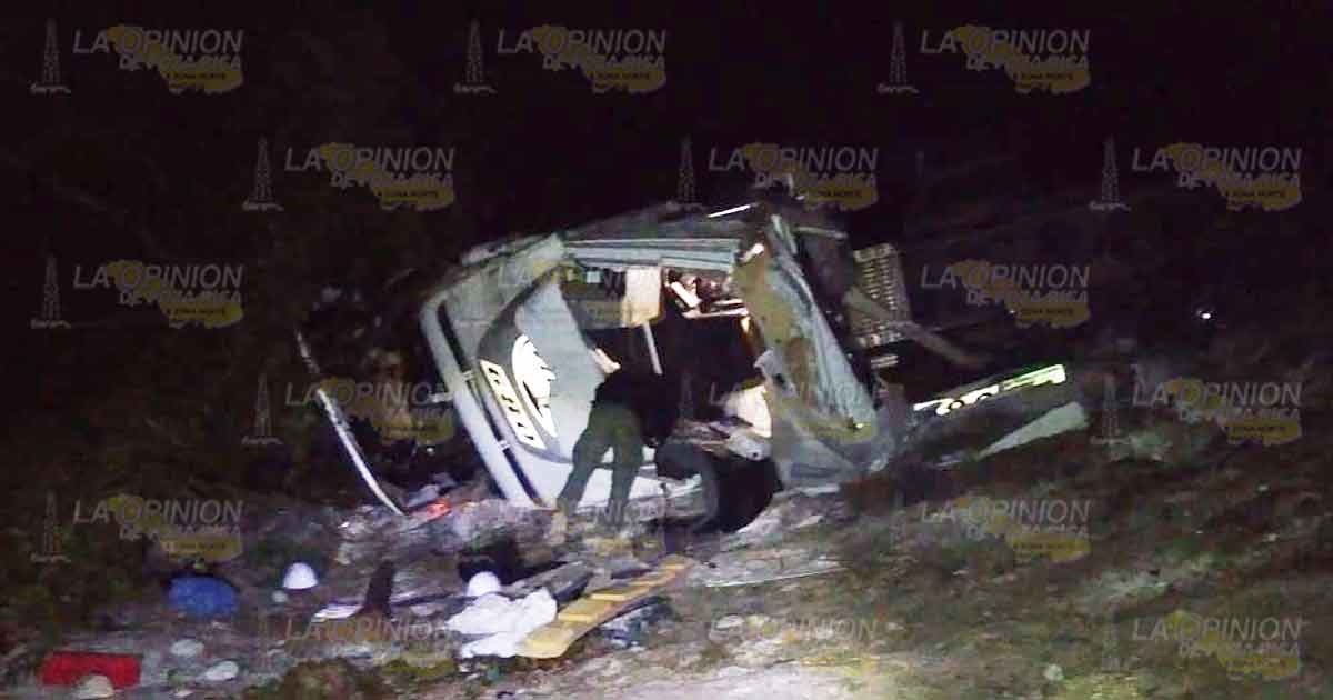 Tractocamión cae a un barranco