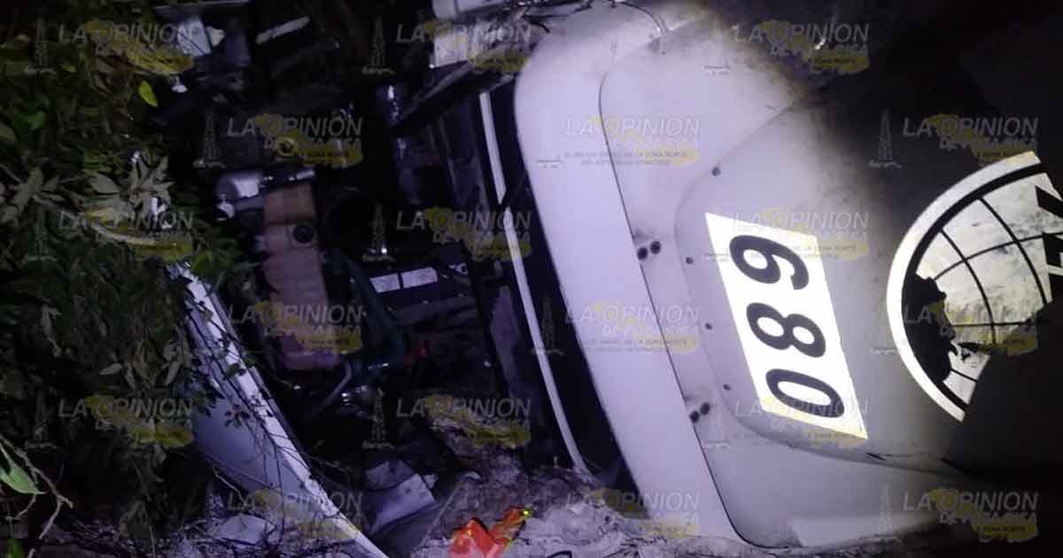 Tractocamión cae a un barranco