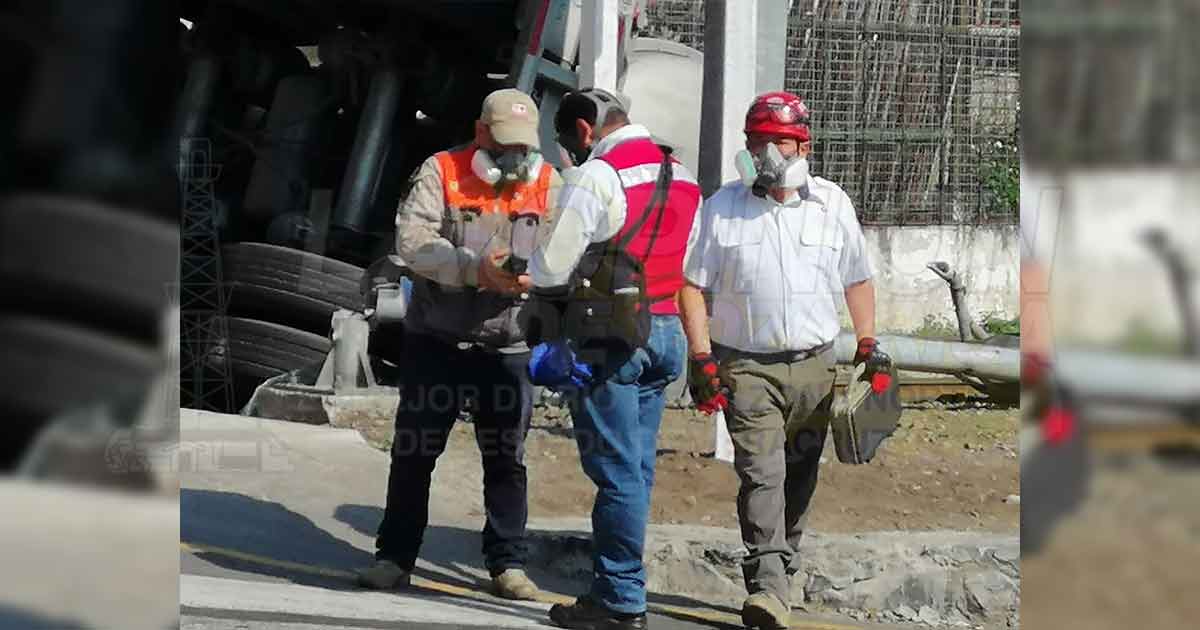 El camión con hidróxido de sodio quedó volcado sobre la calle, a pocos metros de las viviendas