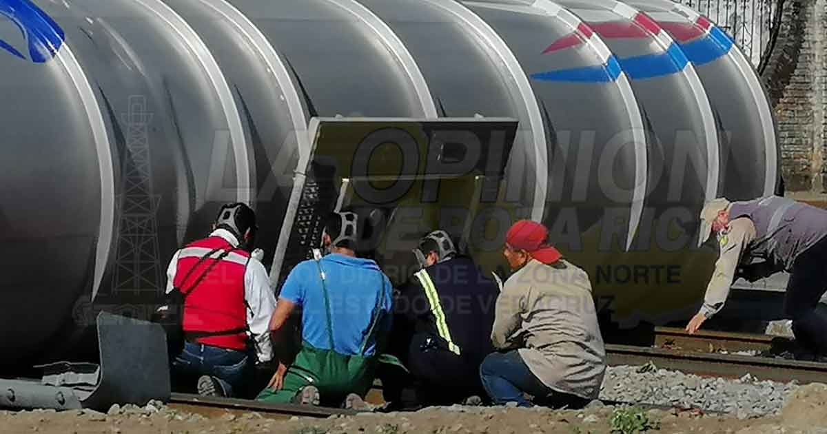 El camión con hidróxido de sodio quedó volcado sobre la calle, a pocos metros de las viviendas