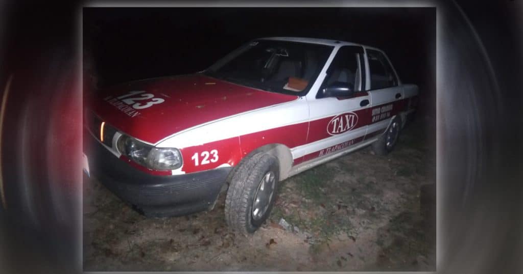 Encuentran taxi abandonado con manchas de sangre en Tlapacoyan