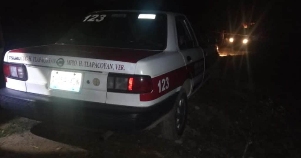 Encuentran taxi abandonado con manchas de sangre en Tlapacoyan