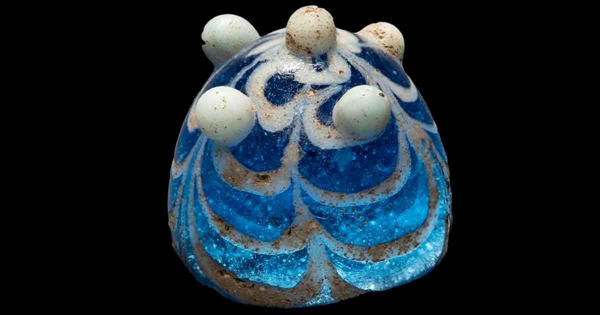 Encuentran una pieza de vidrio que podría ser el 'rey' de un juego similar al ajedrez de hace 1.200 años