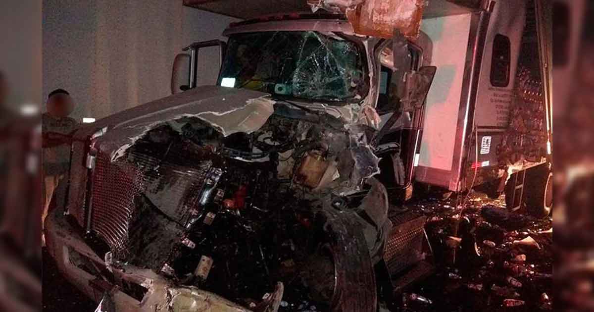 Tráiler se incendia y habría ocasionado que torton y ADO chocaran