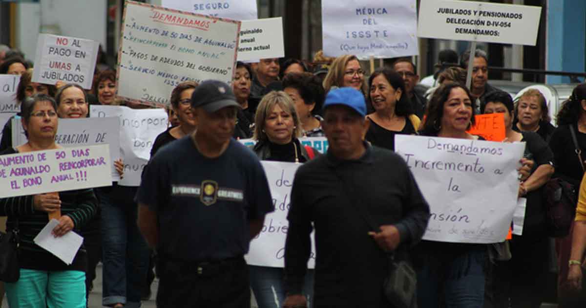 Exigen docentes pensionados pagos de adeudos y buen servicio médico