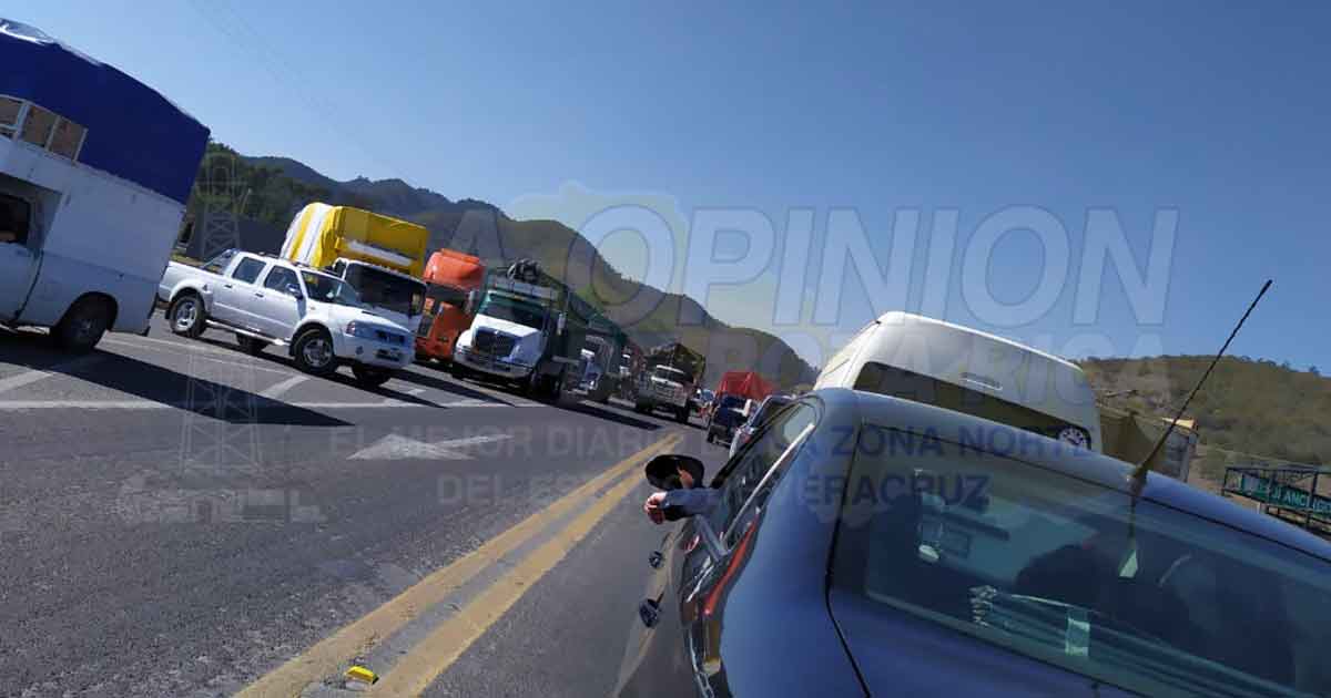 Caos por cierre de carreteras; suplican ayudas automovilistas