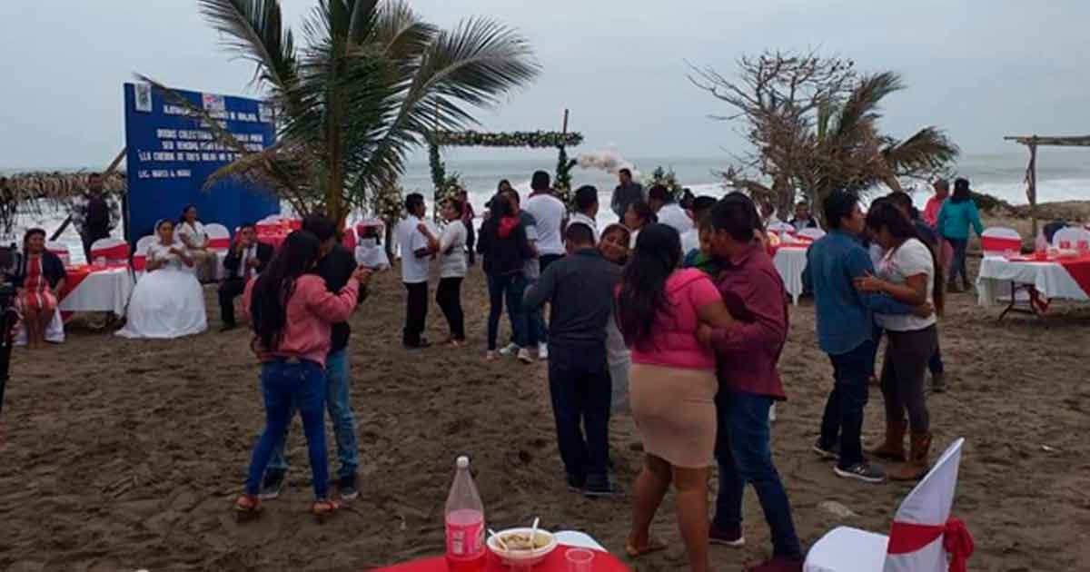 Frente al mar en Chaparrales se casaron 45 parejas