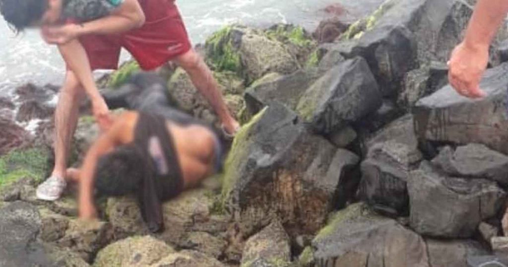 Hombre pierde la vida al salvar a sus menores hijos de ser arrastrados por las olas del mar