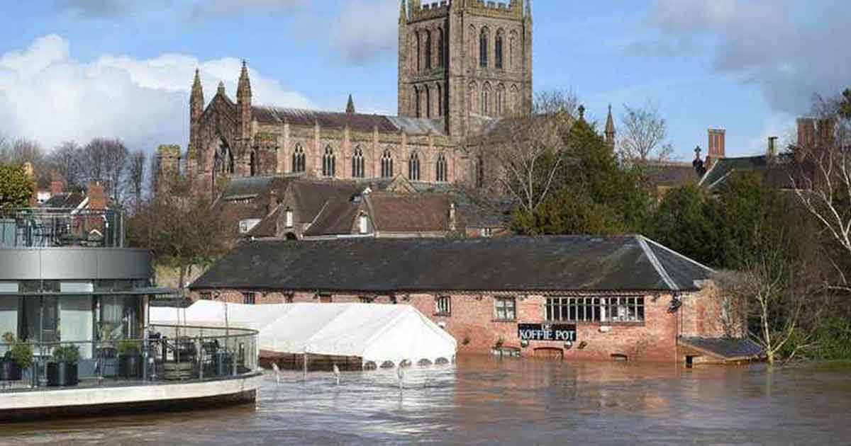 Inundaciones y caos en Reino Unido por paso de tormenta Dennis