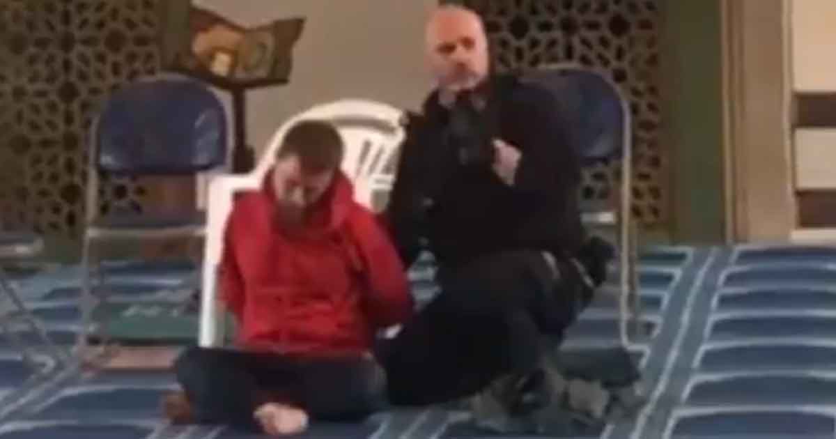 Hombre apuñala a anciano en una mezquita de Londres; es arrestado