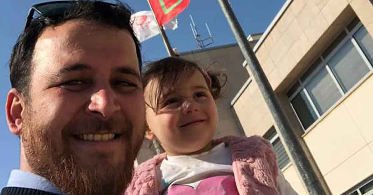 La niña a la que su padre hacía reír de las bombas escapa de la guerra en Siria