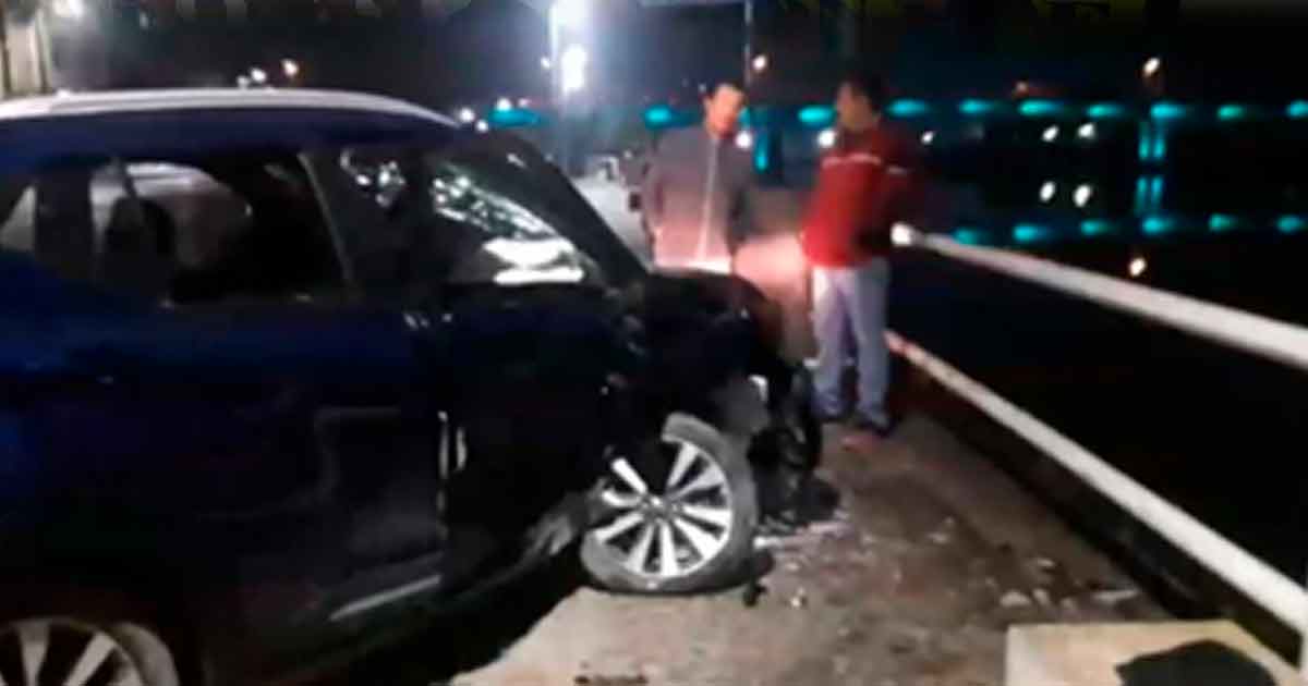 Jóvenes a punto de caer a las aguas del río al chocar contra otro vehículo