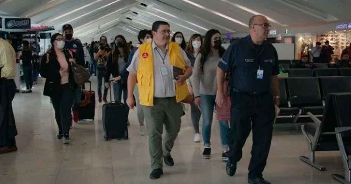 Jóvenes que estudiaban una maestría en China regresan a Jalisco