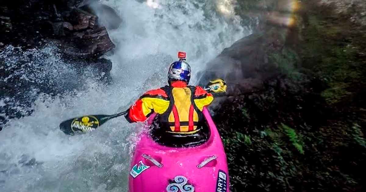 Kayakista desafía a la muerte en una imponente cascada de Chile (VIDEO)