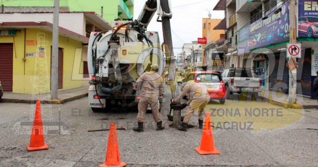 Desazolve y limpieza en las principales arterias de Poza Rica