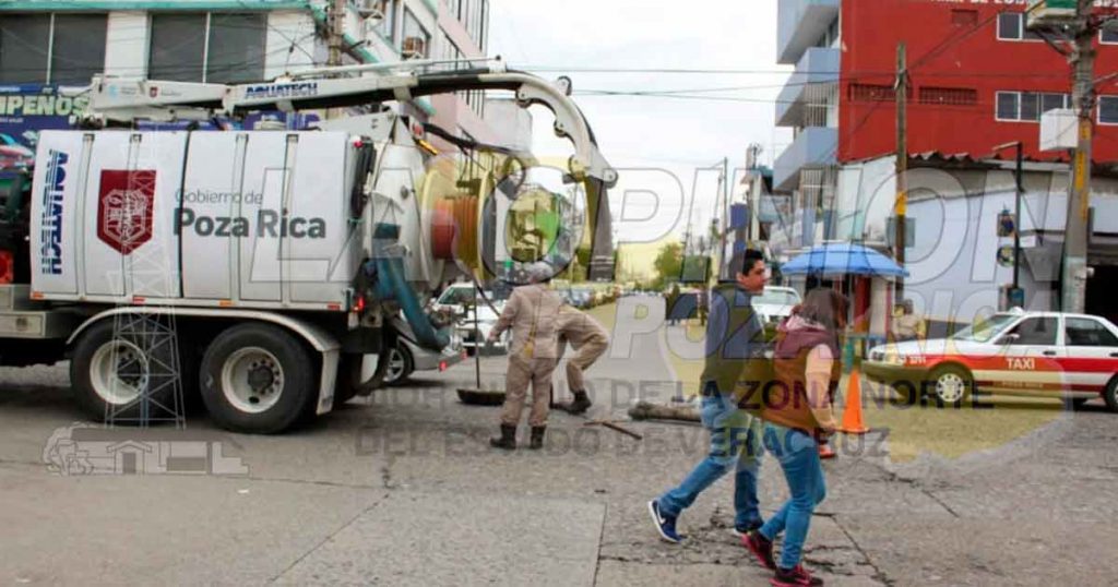 Desazolve y limpieza en las principales arterias de Poza Rica