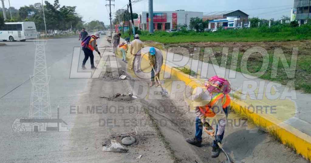 Desazolve y limpieza en las principales arterias de Poza Rica