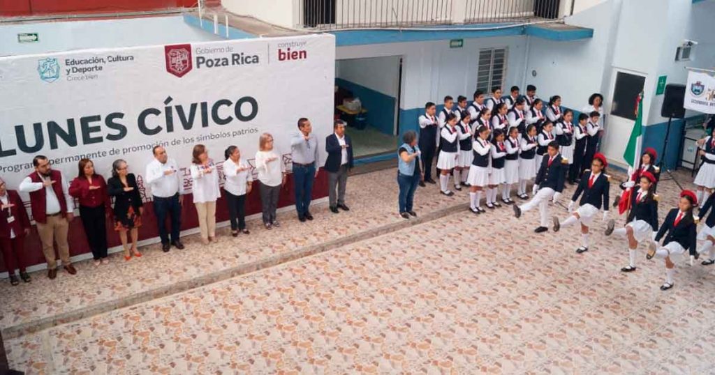 Llama Javier Velázquez a jóvenes a vivir el momento histórico de la educación en el país